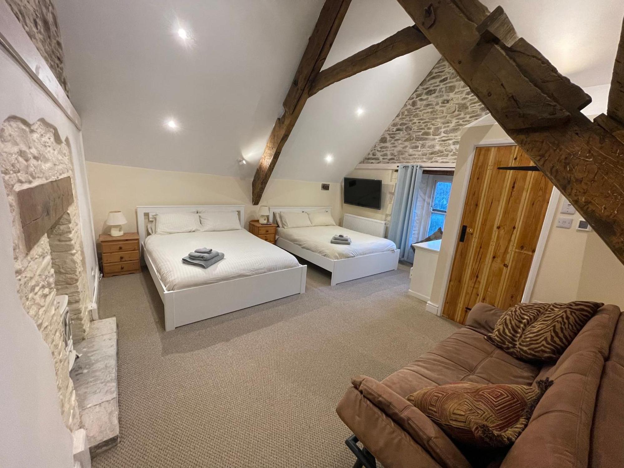 Large Historic Farmhouse In Rhondda Valley Perfect For Groups With Hot Tub Blaencwm Bagian luar foto